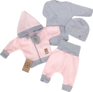 Włóczkowy 4 częściowy dres baggy niemowlęcy .Bardzo wygodny i ciepły .Doskonały na prezent dla noworodka .Kolor różowo - szary.