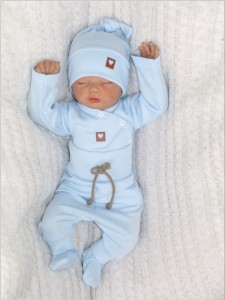Uniwersalny komplet niemowlęcy z czapeczką. Niebieski, bawełniany zestaw dla noworodka. Body, spodnie, czapeczka na wyjście ze szpitala. Pomysł na prezent dla noworodka.