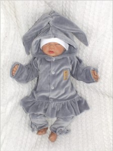 Dres niemowlęcy welurowy z uszami królika 2 częściowy. Bardzo miły w dotyku i cieplutki dla dziewczynki .Kolor szary.