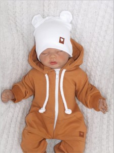 Kombinezon niemowlęcy z czapeczką i bucikami. Cynamonowy komplet dla niemowlaka. Pomysł na prezent dla noworodka. Zestaw na wyjście ze szpitala.