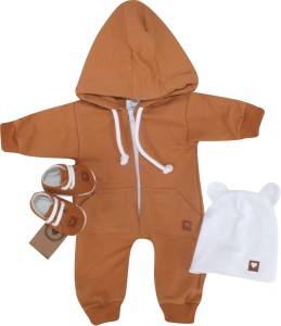 Kombinezon niemowlęcy z czapeczką i bucikami. Cynamonowy komplet dla niemowlaka. Pomysł na prezent dla noworodka. Zestaw na wyjście ze szpitala.