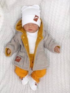 Unikalna, ciepła dwustronna kurtka z kieszonką. Beżowo-musztardowy ciepły płaszczyk niemowlęcy. Dziergana kurteczka idealna na zimę dla noworodka. Płaszczyk na spacery. Oryginalny prezent dla noworodka.
