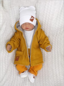 Unikalna, ciepła dwustronna kurtka z kieszonką. Beżowo-musztardowy ciepły płaszczyk niemowlęcy. Dziergana kurteczka idealna na zimę dla noworodka. Płaszczyk na spacery. Oryginalny prezent dla noworodka.