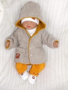 Unikalna, ciepła dwustronna kurtka z kieszonką. Beżowo-musztardowy ciepły płaszczyk niemowlęcy. Dziergana kurteczka idealna na zimę dla noworodka. Płaszczyk na spacery. Oryginalny prezent dla noworodka.