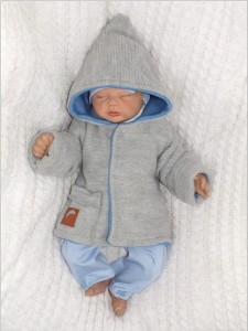 Unikalna, ciepła dwustronna kurtka z kieszonką. Jeansowo-szary ciepły płaszczyk niemowlęcy. Dziergana kurteczka idealna na zimę dla noworodka. Płaszczyk na chrzest. Oryginalny prezent dla noworodka.