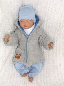Unikalna, ciepła dwustronna kurtka z kieszonką. Jeansowo-szary ciepły płaszczyk niemowlęcy. Dziergana kurteczka idealna na zimę dla noworodka. Płaszczyk na chrzest. Oryginalny prezent dla noworodka.