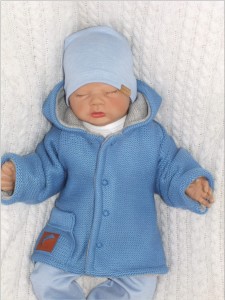 Unikalna, ciepła dwustronna kurtka z kieszonką. Jeansowo-szary ciepły płaszczyk niemowlęcy. Dziergana kurteczka idealna na zimę dla noworodka. Płaszczyk na chrzest. Oryginalny prezent dla noworodka.