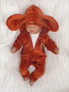 Welurowy dres niemowlęcy. Komplet welurowy dla niemowlaka. Miedziany, rudy dres dziecięcy. Prezent dla noworodka, niemowlaka. Modny dresik. Bluza z kapturem  z uszami na zamek, spodnie welurowe