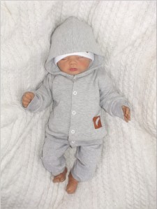 Dresowa kurteczka niemowlęca. Modna bejsbolówka z kapturem dla niemowlaka. Szara kurtka dla noworodka na wiosnę, lato, jesień.