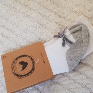 Białe rajstopy niemowlęce z imitacją bucika i kokardką pięknie wyglądają na maluszku .Śliczne do sukieneczki dla dziewczynki biało szare