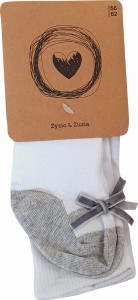 Białe rajstopy niemowlęce z imitacją bucika i kokardką pięknie wyglądają na maluszku .Śliczne do sukieneczki dla dziewczynki biało szare