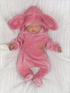 Różowy pajacyk welurowy dla niemowlaka. Welurowy ciepły kombinezon dla noworodka z uszami. Pajac na wiosnę, jesień