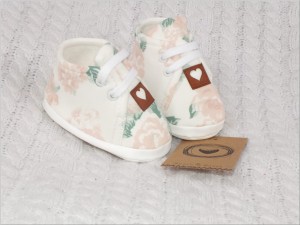 Buciki niemowlęce wiązane  dresowe w kwiaty ecru .Bardzo fajne dla maluszka i pięknie się prezentują .