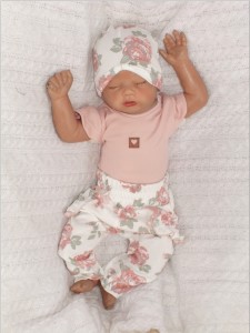 Komplet dla dziewczynki:  body z krótkim rękawkiem, spodnie z falbankami. Bawełniany komplet na wiosnę, lato, jesień. Funkcjonalny zestaw niemowlęcy różowy w kwiaty.