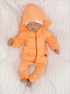 Bawełniany dres niemowlęcy. Komplet dresowy dla niemowlaka. Koralowy dres dziecięcy. Prezent dla noworodka, niemowlaka. Modny dresik. Bluza z kapturem na zamek, spodnie dresowe