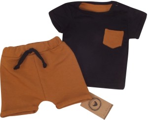 Wygodny bawełniany 2 częściowy komplet na lato dla niemowlaka tshirt-spodenki  cynamon +czarny .Idealny na letnie dni dla maluszka.