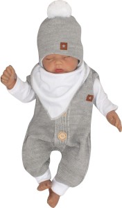 Włóczkowy szary komplet niemowlęcy. Włóczkowe spodnie na szelkach w komplecie z body i chustką. Oryginalny prezent dla noworodka. Włóczkowy komplet na wyjście ze szpitala.