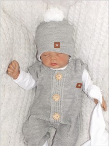 Włóczkowy szary komplet niemowlęcy. Włóczkowe spodnie na szelkach w komplecie z body i chustką. Oryginalny prezent dla noworodka. Włóczkowy komplet na wyjście ze szpitala.