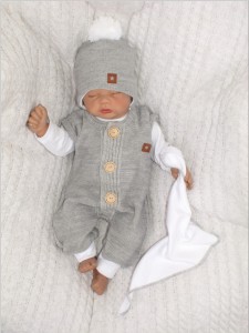 Włóczkowy szary komplet niemowlęcy. Włóczkowe spodnie na szelkach w komplecie z body i chustką. Oryginalny prezent dla noworodka. Włóczkowy komplet na wyjście ze szpitala.