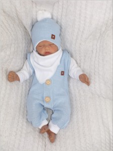 Włóczkowy niebieski komplet niemowlęcy. Włóczkowe spodnie na szelkach w komplecie z body i chustką. Oryginalny prezent dla noworodka. Włóczkowy komplet na wyjście ze szpitala.