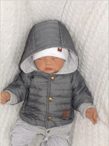 Kurtka pikowana na wiosnę, jesień dla niemowlaka. Grafitowa bejsbolówka z kapturem niemowlęca. Modna kurtka dla malucha w kolorze grafitowym.