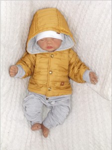 Kurtka pikowana na wiosnę, jesień dla niemowlaka. Musztardowa bejsbolówka z kapturem niemowlęca. Modna kurtka dla malucha w kolorze musztardowym.