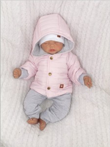 Kurtka pikowana na wiosnę, jesień dla niemowlaka. Różowa bejsbolówka z kapturem niemowlęca. Modna kurtka dla dziecka w kolorze różu.