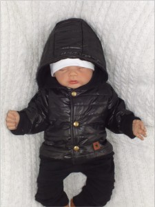 Kurtka pikowana na wiosnę, jesień dla niemowlaka. Czarna bejsbolówka z kapturem niemowlęca. Modna kurtka dla malucha w kolorze czarnym.