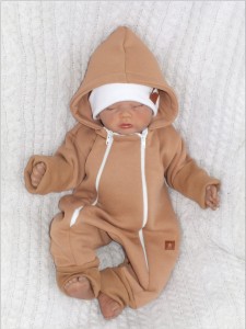 Kombinezon pajacyk z kapturem z ocieplanej dresówki  dla niemowlaka beżowy