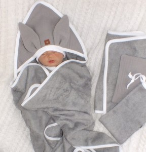 Bambusowy komplet kąpielowy dla niemowlaka ;okrycie ,ręczniczek oraz myjki -szary