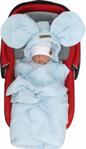 Śpiworek muślinowy do fotelika błękitny z bawełnianą podszewką dla niemowlaka