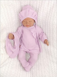 Muślinowa wyprawka niemowlęca. Liliowa muślinowa wyprawka dla noworodka. Wyprawka na prezent dla noworodka.