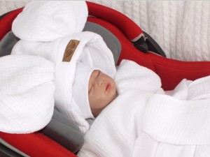Muślinowy biały śpiworek niemowlęcy. Muślinowy śpiworek do fotelika z uszami.