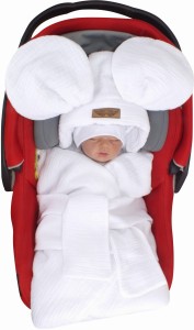 Muślinowy biały śpiworek niemowlęcy. Muślinowy śpiworek do fotelika z uszami.