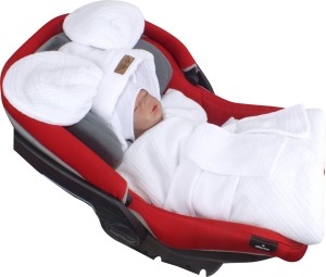 Muślinowy biały śpiworek niemowlęcy. Muślinowy śpiworek do fotelika z uszami.