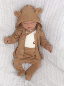 Wyprawka bawełniana 5 częściowa na wyjście ze szpitala. Wyprawka dla noworodka w kolorze misiowego brązu.