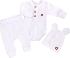 Prążkowany zestaw dla niemowlaka. Komplet całoroczny w  kolorze białym. Prążkowane spodnie w komplecie z body i czapką dla niemowlaka.