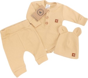 Prążkowany zestaw dla niemowlaka. Komplet całoroczny w  kolorze beżowym. Prążkowane spodnie w komplecie z body i czapką dla niemowlaka.