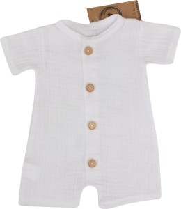 Muślinowy rampers niemowlęcy dla chłopca. Przewiewny chłopięcy rampers z drewnianymi guzikami.  Rampers muślinowy w kolorze  białym dla małego chłopczyka.