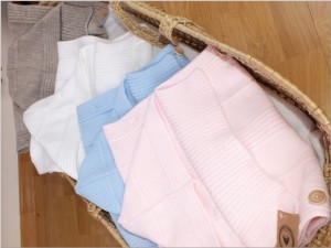 Błękitny, włóczkowy otulacz dla noworodka. Funkcjonalny otulacz dla niemowlaka z kapturem. Rożek włóczkowy do fotelika samochodowego.