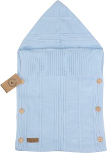 Błękitny, włóczkowy otulacz dla noworodka. Funkcjonalny otulacz dla niemowlaka z kapturem. Rożek włóczkowy do fotelika samochodowego.