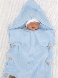 Błękitny, włóczkowy otulacz dla noworodka. Funkcjonalny otulacz dla niemowlaka z kapturem. Rożek włóczkowy do fotelika samochodowego.