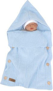 Błękitny, włóczkowy otulacz dla noworodka. Funkcjonalny otulacz dla niemowlaka z kapturem. Rożek włóczkowy do fotelika samochodowego.