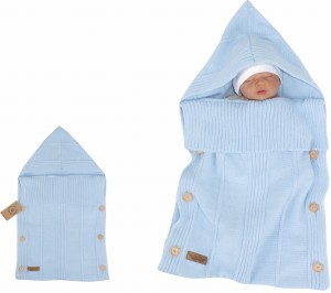 Błękitny, włóczkowy otulacz dla noworodka. Funkcjonalny otulacz dla niemowlaka z kapturem. Rożek włóczkowy do fotelika samochodowego.