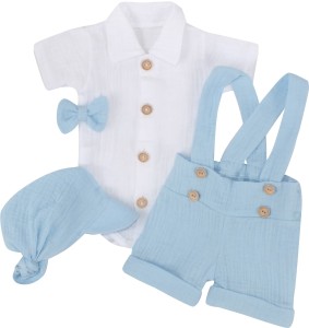 Komplet muślinowy na chrzest ze spodenkami na szelkach. Przewiewny komplet dla chłopczyk  na lato. Muślinowy zestaw: body, czapka, muszka i spodenki na szelkach.