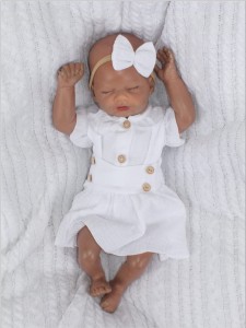 Komplet muślinowy na chrzest spódniczka z szelkami. Przewiewny komplet dla dziewczynki na lato. Muślinowy zestaw: body, opaska i spódniczka na szelkach.