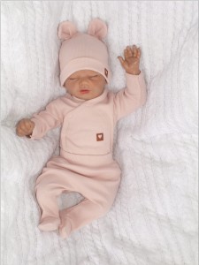 Bawełniana kompletna wyprawka na wyjście ze szpitala. Zestaw niemowlęcy: bluza, półśpiochy, czapka i body z długim rękawem.  Różowa bawełniana wyprawka dla noworodka. Prążkowana kompletna wyprawka dla noworodka.