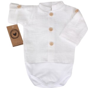 Muślinowe body niemowlęce e stójką. Przewiewne body z długim rękawem. Body  dla niemowlaka. Białe body muślinowe dla niemowlaka. Eleganckie body niemowlęce dla chłopczyka na chrzest, wesele, święta.