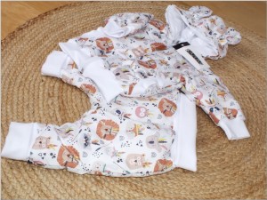 Komplet ortalionowy dla niemowlaka: kurtka + spodnie. Zestaw na wiosnę i jesień dla niemowlaka  w zwierzątka. Unikatowy komplet niemowlęcy na chłodne dni.