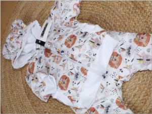 Komplet ortalionowy dla niemowlaka: kurtka + spodnie. Zestaw na wiosnę i jesień dla niemowlaka  w zwierzątka. Unikatowy komplet niemowlęcy na chłodne dni.